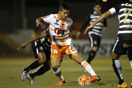 Benítez en acción contra la defensa de Corinthians en El Salvador