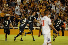 Larrondo celebra gol con Central vs Nacional en la Libertadores