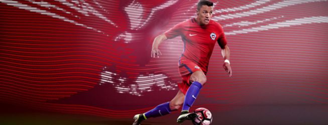 Sánchez presenta la nueva camiseta que utilizará la Roja