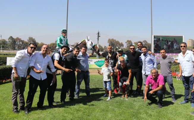 Arturo Vidal disfruta su tarde libre en el Club Hípico