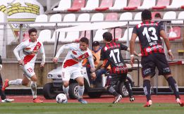 Curicó sólo iguala en el clásico y no puede acercarse al líder