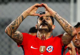 Mauricio Pinilla anota el gol 200 de Chile en Eliminatorias