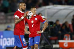 "Chile sufre una lucha de egos entre Vidal y Sánchez"
