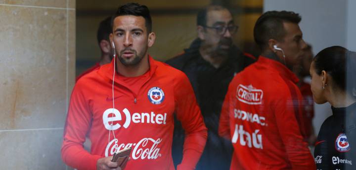Isla sería la nueva baja de La Roja para enfrentar a México