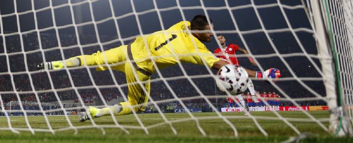 Sergio Romero: "El penal que más me dolió fue el de Vidal"