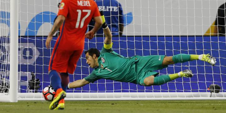 Chile cae sin apelación ante Argentina en el debut copero