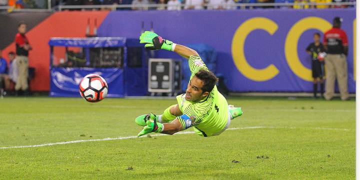AS del partido: Un solvente Bravo sostuvo el triunfo de la Roja