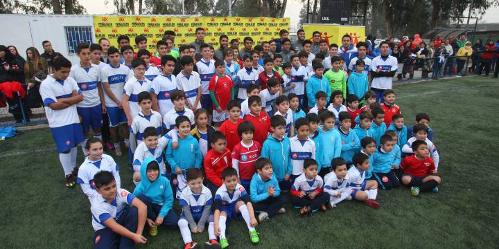 Plantel de Católica realizó clínica de fútbol en Peñalolén