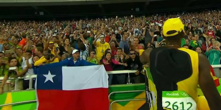 Bolt se fotografía con bandera chilena tras su oro olímpico