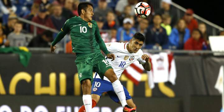 Jhasmani Campos evoluciona y podría estar ante Chile