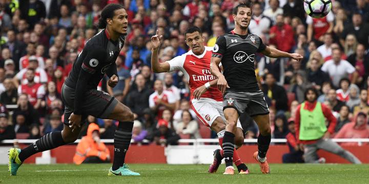 En duelo válido por la cuarta fecha de la Premier League, Arsenal derrotó en la agonía a Southampton por 2-1 en el Emirates Stadium de Londres.