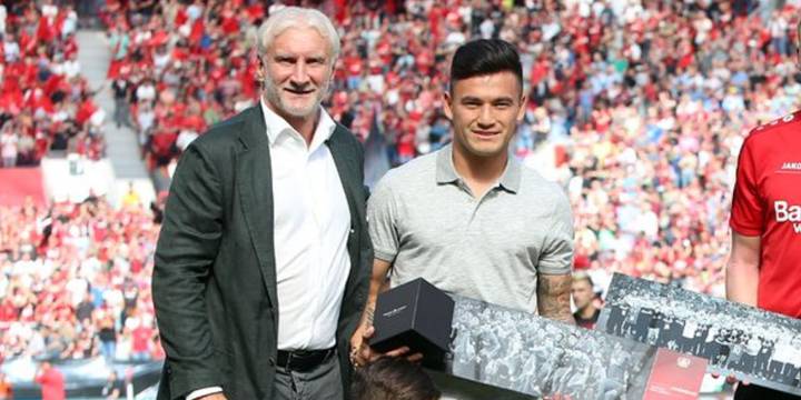 Bayer homenajea a Aránguiz por título de Copa América