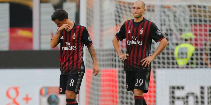 Milan sin Fernández pierde en casa y se enreda en la tabla