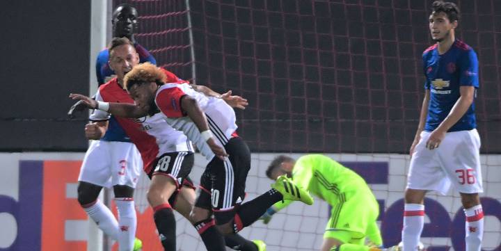 Mourinho pagó caro sus cambios y el United perdió en Holanda