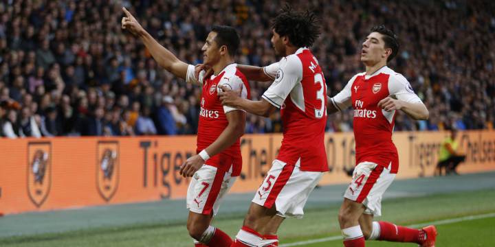 Alexis lidera el alza de Arsenal con un doblete ante Hull City