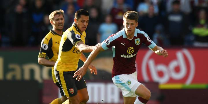 Koscielny rescata a Arsenal de Alexis que se acerca al City en la punta