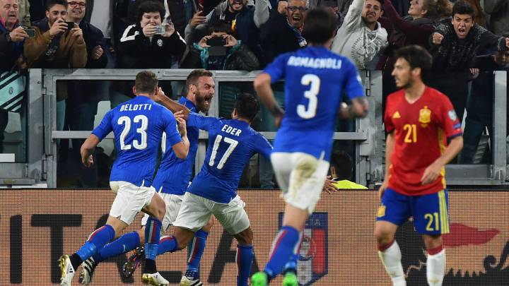 Italia lucha e iguala frente a España con polémico penal