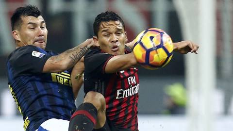 Inter iguala en la agonía ante Milan y Medel sale lesionado