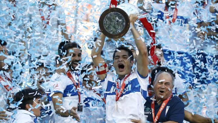 Temuco 0-2 Universidad Católica: crónica, resumen y goles. Cristian Álvarez celebra con el trofeo de campeón el Apertura 2016