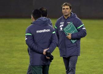 Hoyos se reúne con Federación boliviana y sería el DT de la U