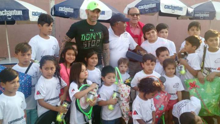 El 'Chino' sorprendió a los niños de la la villa Exequiel González Cortés