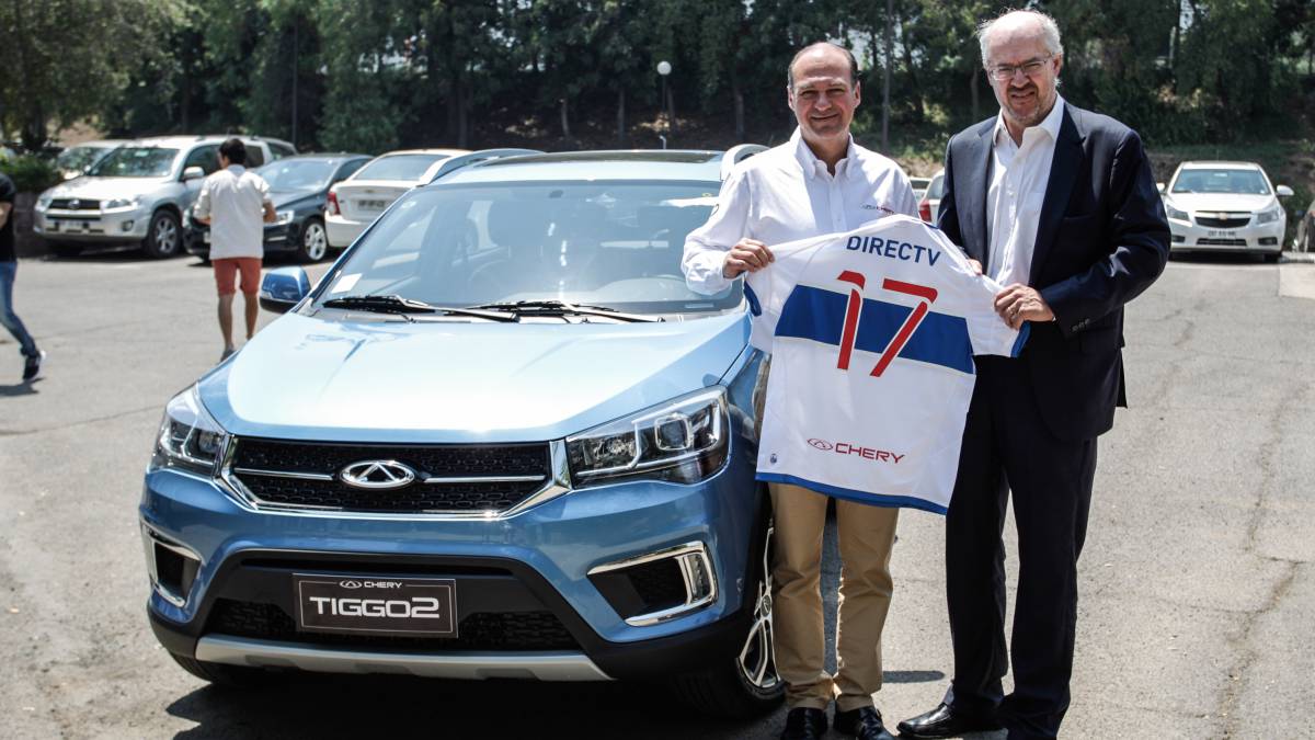 Chery saca partido a su lado futbolero y firma contrato con la UC