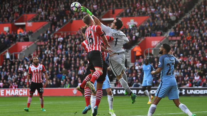 Manchester City de Bravo golea y mete presión al Liverpool