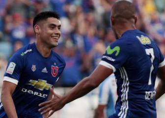 La U gana con uno menos y se mete en la pelea por el título