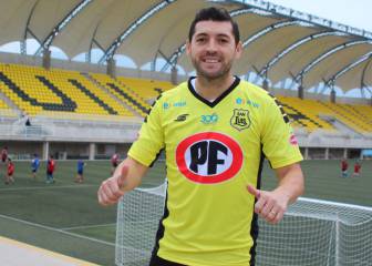 Rojas firma en San Luis y bromea con el retorno de Valdivia y Pinilla: