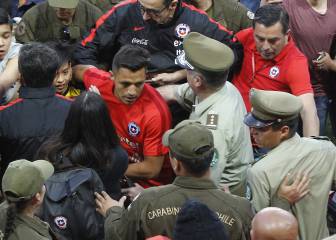 Hinchas invadieron la práctica de la Selección en Calama