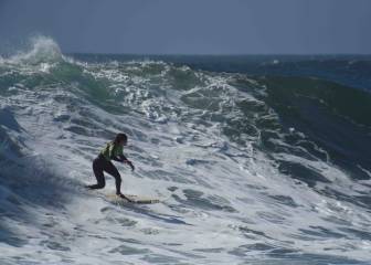 Grandes olas y espectacular show de surf femenino en Punta de Lobos