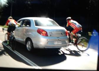 Tres ciclistas expulsados por remolcarse en un vehículo