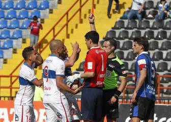 'Tanque' Silva se perderá el clásico tras torpe expulsión