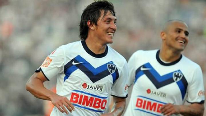 Racing amenaza a la U con ex compañero de 'Chupete' Suazo