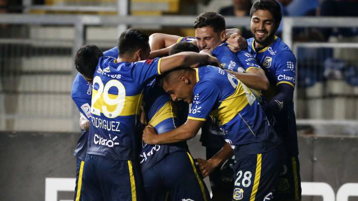 Los jugadores de Everton celebran su segundo gol contra O'Higgins durante el partido de primera division disputado en el estadio El Teniente de Rancagua