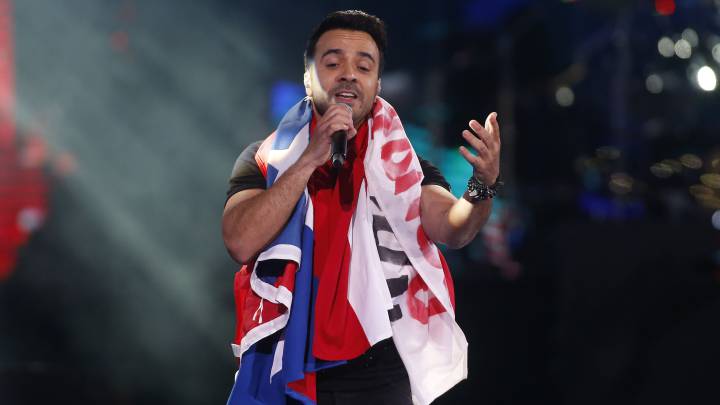 El puertorriqueño Luis Fonsi recibe la gaviota de oro durante su presentación en el Festival Internacional de Viña del Mar 2018