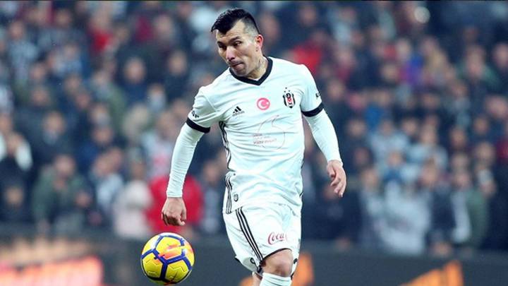 Besiktas de Medel alcanza la punta en Turquía
