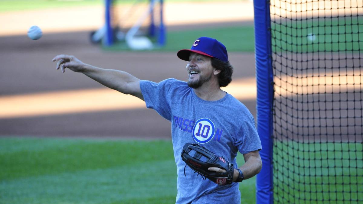 Eddie Vedder líder de Pearl Jam, que se presentará por segunda vez en Lollapalooza, no siempre vivió en Seattle. Antes de la explosión del grunge, recidía en Chicago y siempre tuvo cariño por el equipo local.