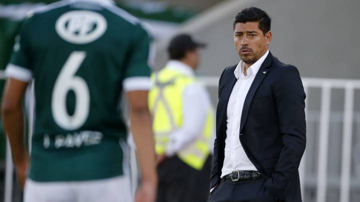 El ahora ex DT del Decano dejó una marca para el olvido: en 36 partidos apenas ganó 6. La única alegría del talquino fue ganar la Copa Chile.