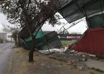 Insólito: viento derriba viejo muro de Juan Pinto Durán
