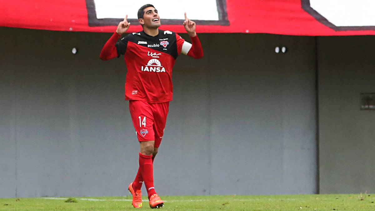 El goleador histórico del cuadro chillanejo encabezó la victoria sobre los albos, con un gol de cabeza y un remate de primera. Así, los 'Diablos Rojos' quedaron con ventaja de cara a la próxima llave.
