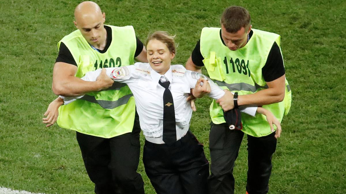 A los 52' un grupo de 2 hombres y 2 mujeres invadieron el campo desde la portería francesa.Ellos se adjudicaron el hecho que detuvo el juego unos 30 segundos.
