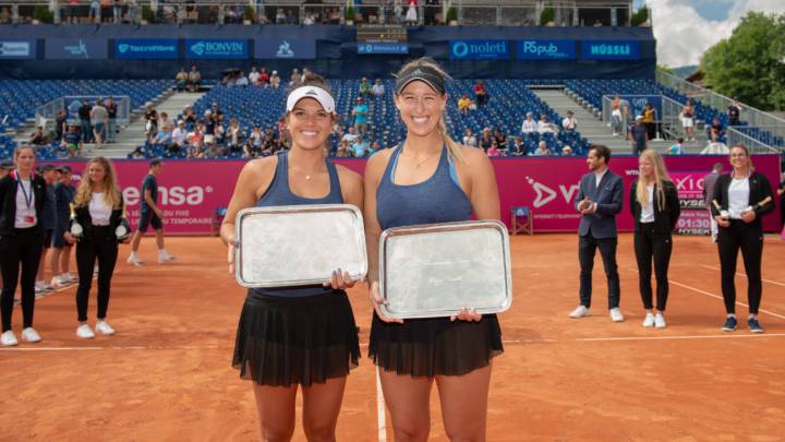 Alexa Guarachi con el trofeo de campeona en el WTA de Gstaad