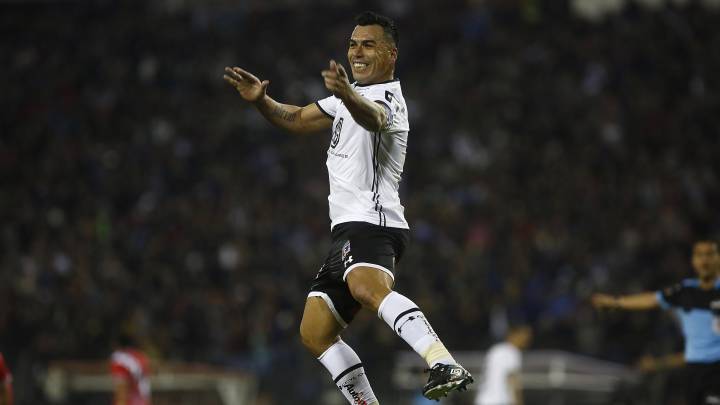 En un deslucido encuentro, los albos vencieron por 2-0 a Curicó Unido, con goles de Paredes y Barrios y gracias a la calidad en las asistencias de Jorge Valdivia.