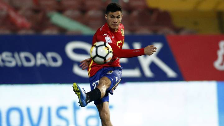 Pablo Galdames ya se prueba la polera de Vélez Sarsfield
