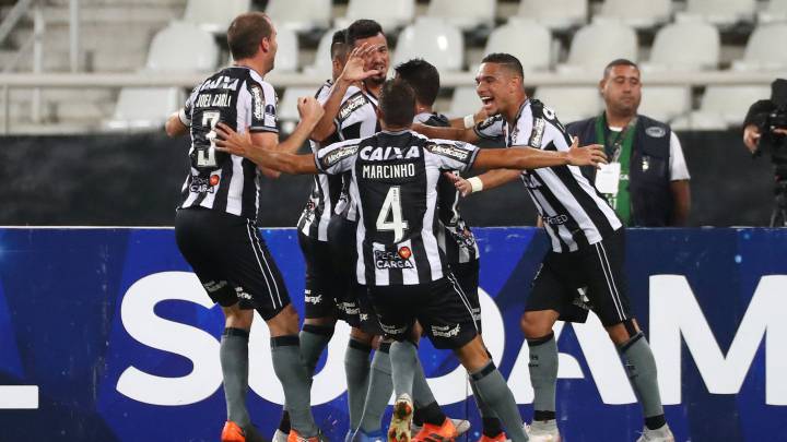 Valencia brilla y clasifica a Botafogo en Copa Sudamericana