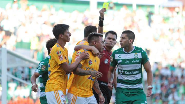 El cara y sello de Vargas: anota un gol, pero falla un penal
