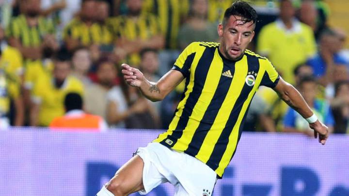 Roberto Carlos sería el nuevo DT de Mauricio Isla en Fenerbahçe
