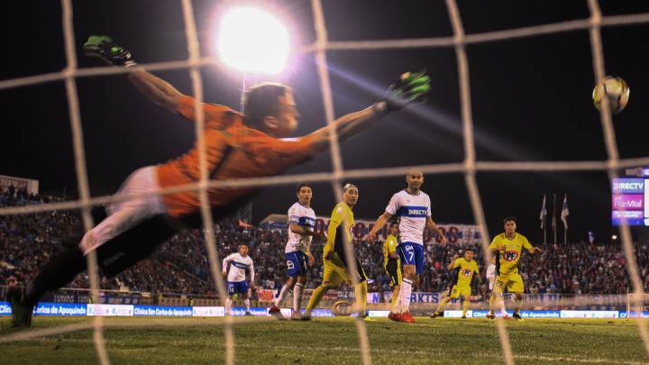 Católica revive a tiempo y vence a San Luis antes del clásico