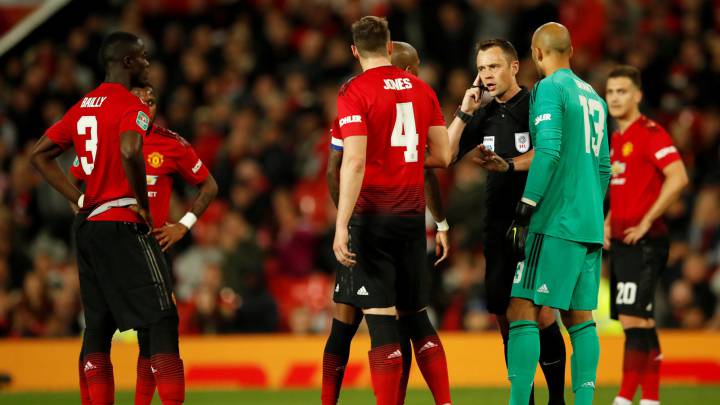 Mata había adelantado al equipo del chileno y Fellaini obligó a la definición por penales en los descuentos, pero ahí el Derby County confirmó la sorpresa.
